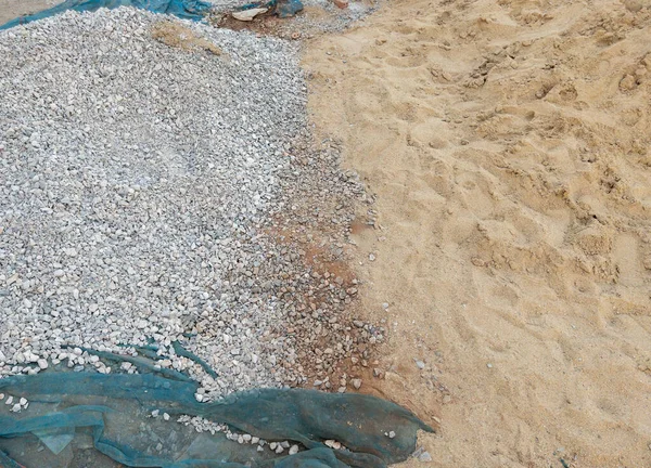 Mavi Tuval Üzerindeki Taş Kum Yığını Inşaat Alanında Çimentoyu Karıştırmak — Stok fotoğraf