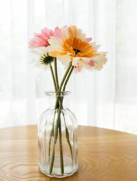 Die Künstliche Blume Der Klarglasvase Auf Dem Holztisch Neben Dem — Stockfoto