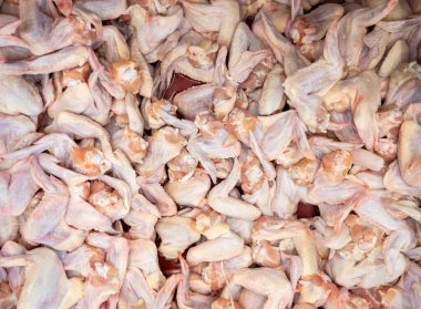 Lezzetli bütün çiğ tavuk kanadı süpermarkette sağlıklı yemekler için mutfak hazırlığı, arka plan için ön manzara..