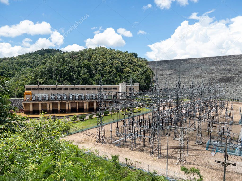 La central hidroeléctrica cerca de la presa de tierra grande en el