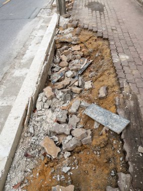 Şehrin asfalt yolunun yakınındaki yağmurun erozyonundan dolayı patika yolu kırılmış, fotokopi alanı için ön manzara..