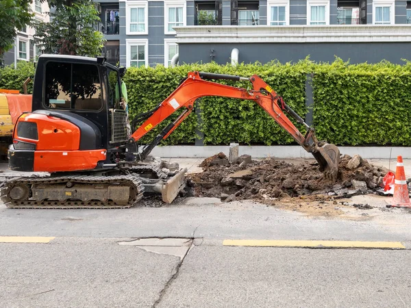 Tamanho Compacto Escavadeira Está Desmontando Caminho Para Nova Construção Perto Fotografia De Stock