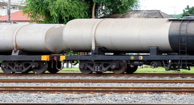 Yük trenindeki petrol tankeri vagonunun farklı boyutları tren istasyonuna park edilmiş, petrol deposundaki yağı, fotokopi alanının ön görüntüsünü beklemektedir..
