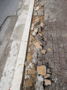 Şehrin asfalt yolunun yakınındaki yağmurun erozyonundan dolayı patika yolu kırılmış, fotokopi alanı için ön manzara..