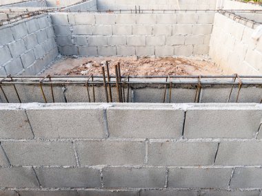 Beton bloktaki iskeletin güçlendirilmiş çelik çubuğu. Yerel köydeki küçük evi inşa etmek için. Kopya alanı olan ön manzara..