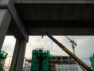 Üstgeçidin beton sütununu dökmek için metal kalıplar tren köprüsünün altındaki vinçle, fotokopi alanının ön görüntüsüyle.