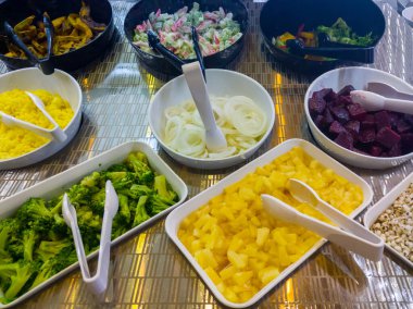 Restoranda sağlıklı bir yaşam için salata tezgahındaki malzemelerin çeşitliliği, fotokopi odası olan ön manzara..