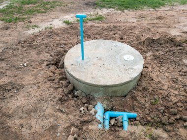 Beton foseptik deposu kırsal evin tuvaletinin arkasına yerleştirilmiş, ön tarafta fotokopi alanı var..