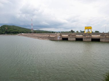 Sulama sistemi için çok amaçlı barajın büyük su deposu ve Tayland 'ın kırsal kesimlerinde elektrik üretimi, fotokopi alanı ile ön manzara.