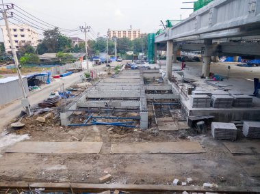 İnşaat alanının birinci katındaki ana girişin, kentsel alandaki tek raylı istasyonun, fotokopi alanının ön görüntüsü..