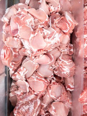 Domuz tasması süpermarkette satılık metal tepside dilimlenmiş. Organik çiftlikten yeni alınmış..