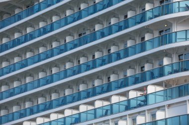 Gdynia _ Polonya _ Temmuz _ 11. Büyük, 330 metre uzunluğundaki Gök Prensesi 'nin Polonya' daki Fransız rıhtımına demir atmış bir teknesinin fotoğrafı. Gdynia şehri, Pomerania, Polonya 'da sık sık demirlenmiş gemi seferleri yaygındır.