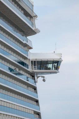 Gdynia _ Polonya _ Temmuz _ 11. Büyük, 330 metre uzunluğundaki Gök Prensesi 'nin Polonya' daki Fransız rıhtımına demir atmış bir teknesinin fotoğrafı. Gdynia şehri, Pomerania, Polonya 'da sık sık demirlenmiş gemi seferleri yaygındır. 