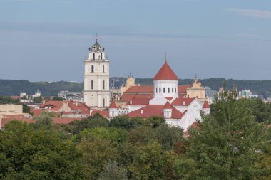 Vilnius, Litvanya 11 Temmuz 2023. Kutsal Meryem Ana 'nın Ortodoks Kilisesi ve St. Johns Kilisesi Campanile Kilisesi.