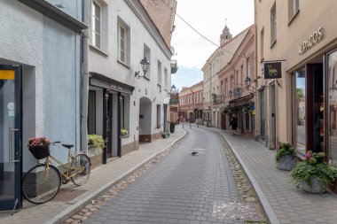 Vilnius, Litvanya 13 AĞUSTOS 2023. Vilnius / Litvanya 'nın sokakları ve mimarisi, dar eski kasaba sokakları