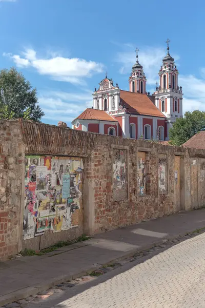 ヴィリニュス リトアニア August 20223 セントキャサリン教会と古いレンガの壁 裏庭の眺め ストック画像