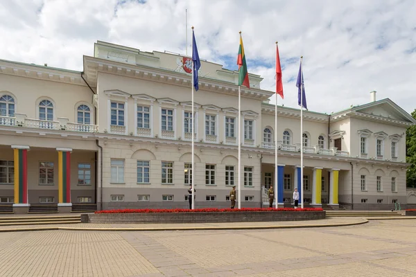 Wilno Litwa Sierpnia 2023 Pałac Prezydencki Maszty Flagami — Zdjęcie stockowe
