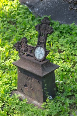 Vilnius 'taki Rossa Mezarlığı, tek çelik paslı ve kırık haç.