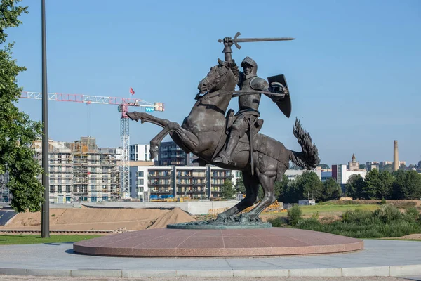 Kaunas Lituânia Agosto 2023 Estátua Guerreiro Liberdade Edifícios Modernos Fundo Imagem De Stock