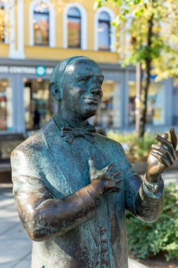 Kaunas, Litvanya 16 AĞUSTOS 2023. Litvanyalı şarkıcı Danielius Dolskis 'in heykeli