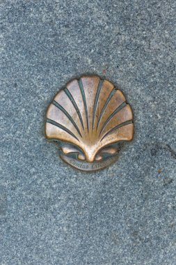 Kaunas, Litvanya 16 AĞUSTOS 2023. Kaldırımda karbonhidrat kabuğu var.