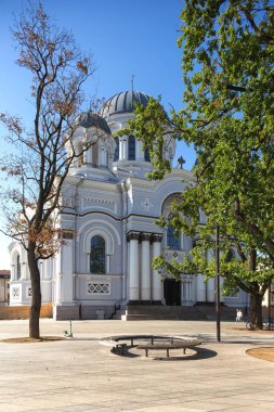 Kaunas, Litvanya 16 AĞUSTOS 2023. Aziz Mikail Kilisesi, sokaktan manzara