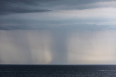 Neringa yarımadası, sağanak yağmur. Litvanya