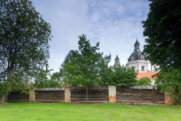 Kaunas Litauen Aug 2023 Pazaislis Kloster Och Besökskyrkan Bakom Staketet Stockfoto