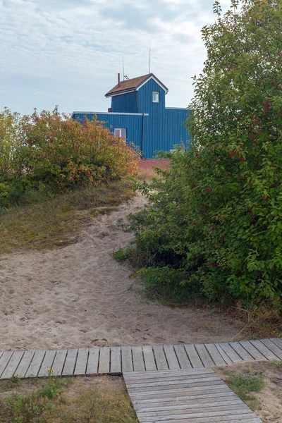 立陶宛克莱佩达市附近沙滩上的木径 蓝色房子 图库图片