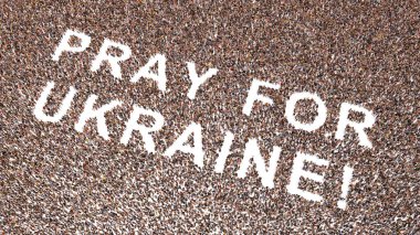 UKRAINE mesajı için dua eden kavramsal ya da kavramsal geniş bir topluluk. İnanç, Tanrı, topluluk, birlik, sevgi, umut, barış, dostluk ve güven metaforu 