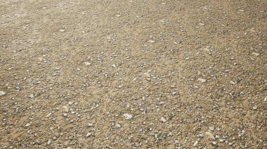 Pürüzsüz ve yuvarlak nehir çakıl taşları dokusu yüzeyinin kavramsal veya kavramsal kahverengi arka planı kırsal bir desen olarak gösterilir. İnşaat, mimari ve peyzaj tasarımı için üç boyutlu bir örnekleme metaforu