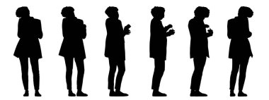 Vektör kavramsal kavramsal siyah siluet, telefonda konuşan bir kadının elinde bardakla beyaza izole edilmiş farklı perspektiflerden görüntüsü. İletişim, bağlantı, eğlence ve yaşam tarzı için bir metafor