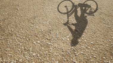 Görüntü olarak insan gölgesi olan zemin dokusu yüzeyinin kavramsal veya kavramsal arkaplanı. Bisiklet rekreasyonu için 3 boyutlu bir metafor, eğlence amaçlı bisiklet tasarımı için sağlıklı bir yaşam tarzı