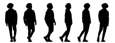  Beyaz üzerine izole edilmiş farklı perspektiflerden yürüyen genç bir adamın kavramsal siyah silüeti. Sıradan, moda, rahatlama, boş zaman ve yaşam tarzı için bir metafor. 