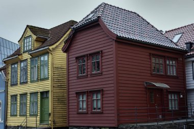 Norveç 'in Bergen şehrinde ahşap ve parlak renklerden yapılmış eski evler