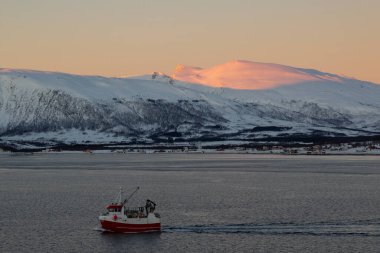 Kışın Norveç kıyıları. Gemi yelken açtı.