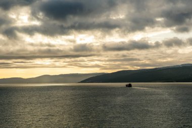 Kışın Norveç kıyıları. Gemi yelken açtı.