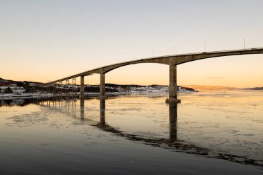 Kışın Norveç Sahil Kasabaları Finnsnes Köprüsü