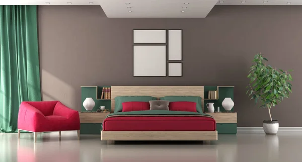 Dormitorio Moderno Con Pared Marrón Cama Doble Madera Sillón Rojo Imagen de archivo