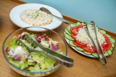 Masada ton balığı ve sebzeli salata tabağının en üst görüntüsü.