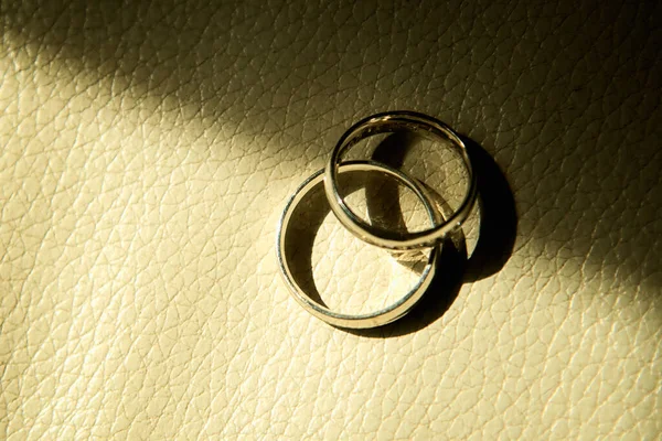 Anéis Casamento Com Anel Arco Dourado Preto — Fotografia de Stock