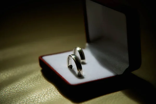 Jegygyűrűk Gyűrűvel Arany Fekete — Stock Fotó
