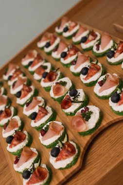 Tahtada peynirli ve sebzeli kanepeler.