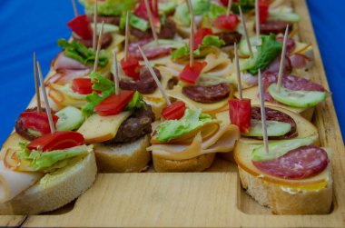 Küçük kanepe hizmete hazır..