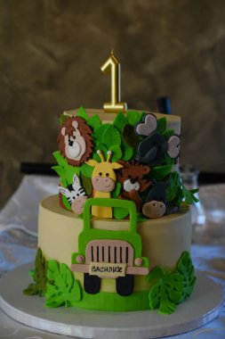 Kiril alfabesiyle yazılmış Vasilije adında bir doğum günü pastası. Yeşil renkli ve vahşi hayvan motifleriyle süslenmiş..