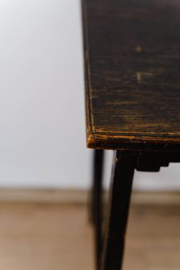 Yirminci yüzyılın ikinci yarısından siyah, eski, kırsal masa. Kullanım izleri var..