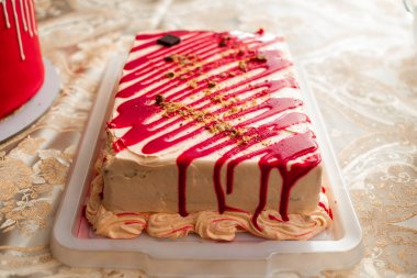 Kırmızı soslu, meyveli ve fındıklı çikolatalı pasta.