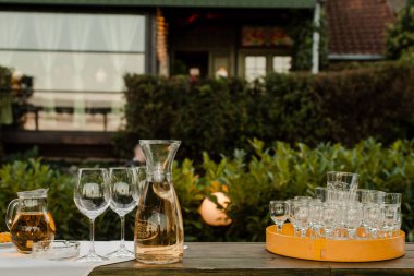 Restoranın önünde bir dizi alkollü içki ve servis edilmeye hazır birkaç boş bardak.