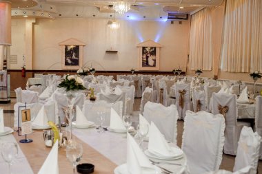 Çiçeklerle süslenmiş restoran salonu düğün kutlaması için hazır.