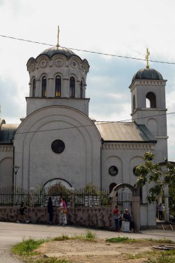 15 Eylül 2018 - Belgrad, Sırbistan. Belgrad 'ın Mali Mokri Lug kentindeki Aziz Trifun Ortodoks Kilisesi' nin içi ve dışı